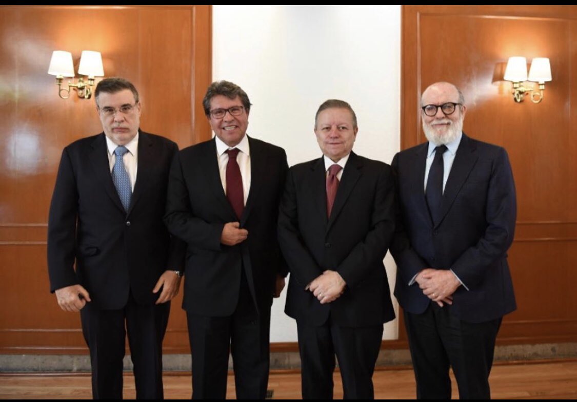 En la reunión estuvo el consejero jurídico de la Presidencia, Julio Scherer Ibarra y el consejero de la Judicatura Federal, Felipe Borrego. (@ArturoZa
