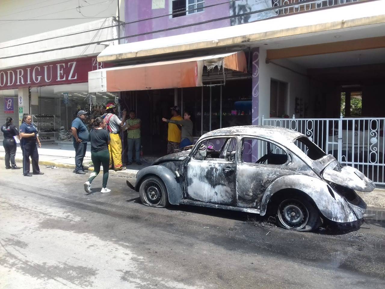 Vehículo quedo consumido por el fuego.