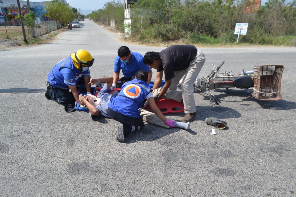 Auxilian a motociclista herido.