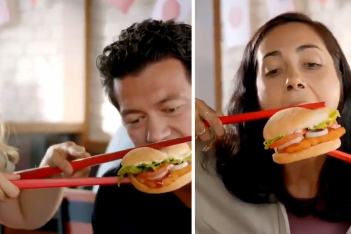 La campaña mostraba a los usuarios comiendo con palillos una hamburguesa (Captura de video, South China Morning Post)
