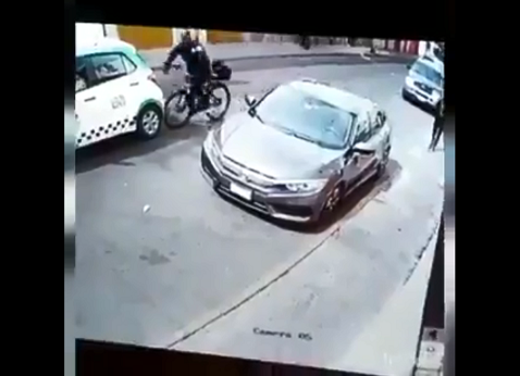 El agente chocó contra un taxi. (Especial)