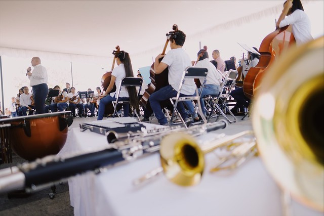 Enrique Alfaro entregó de forma simbólica instrumentos musicales para el Núcleo ECOS La Planta. (Cortesía)