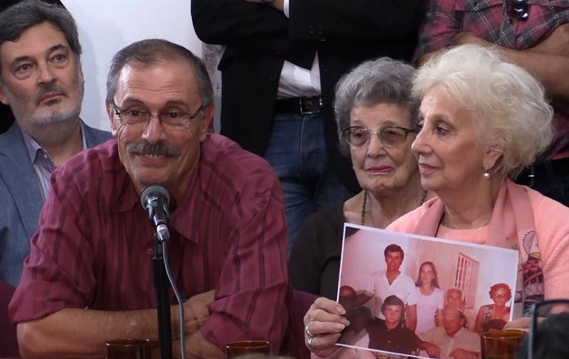Estela de Carlotto (d), presidenta de la organización junto a Carlos Alberto Solsona (i), padre de la nieta. (EFE)