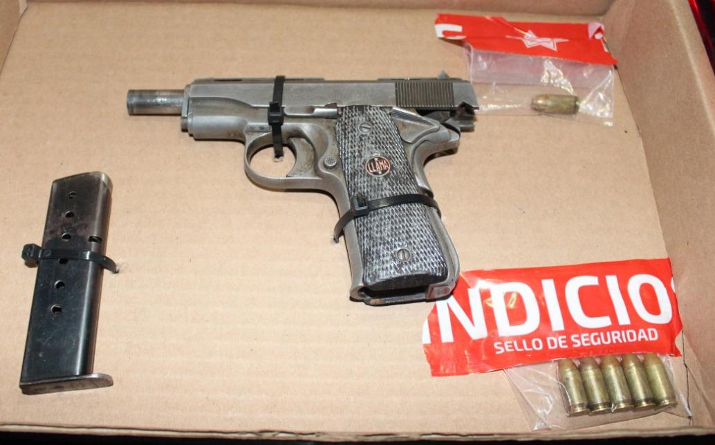 Los gendarmes le aseguraron un arma de fuego calibre .380 con cargador y seis cartuchos. (Cortesía)