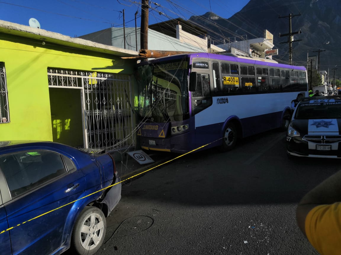 En el impacto también se vieron afectados diversos postes de luz. (Foto: Especial)