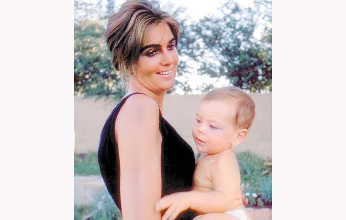 La autora con su hijo David en brazos. Especial