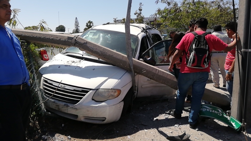 La camioneta se impacto contra poste y barda del aeropuerto.