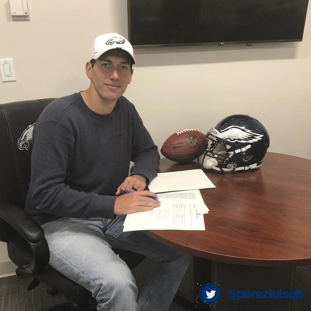 Luis Pérez firmó con los Eagles (Twitter @nflmx)