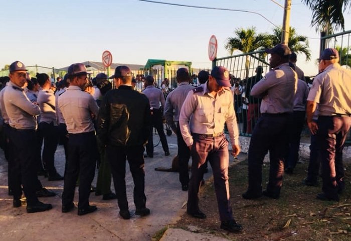 Desde marzo, estudiantes del Congo en Cuba demandan a su gobierno el pago del estipendio establecido. @EchezabalJuan