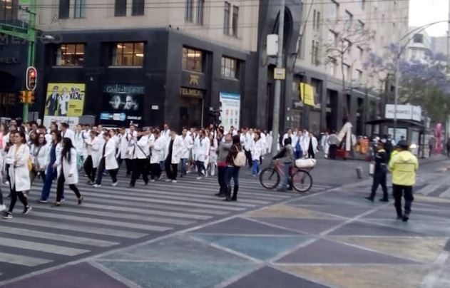 Los médicos marcharon desde el Eje 1 Poniente al Zócalo, sin afectar la vialidad. | Twitter @OVIALCDMX