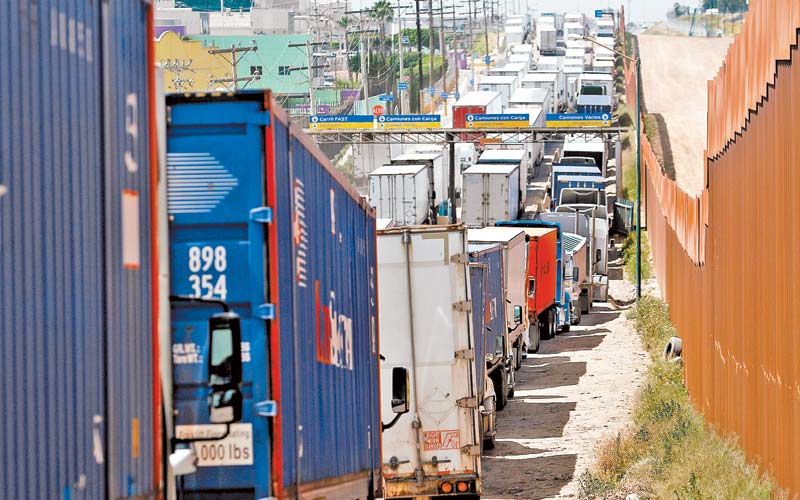 Cada día se quedan sin poder cruzar unos 200 camiones en promedio, reportan. (Foto: Jorge Duenes / Reuters)