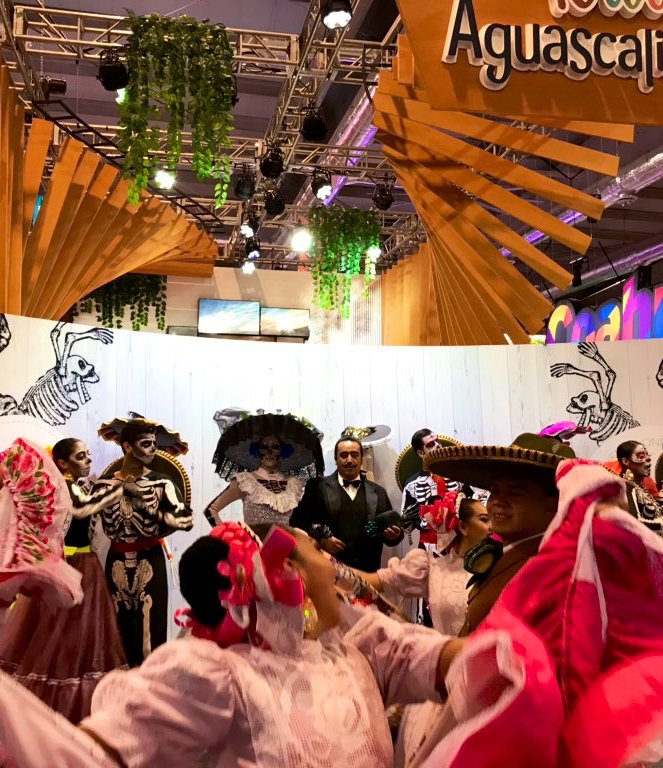 Aguascalientes presenta un stand con catrinas y bailables, así como con Pela de Gallos