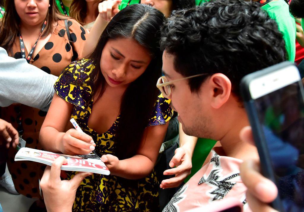 Yalitza Aparicio firmó autógrafos durante su visita a Panamá (AFP).