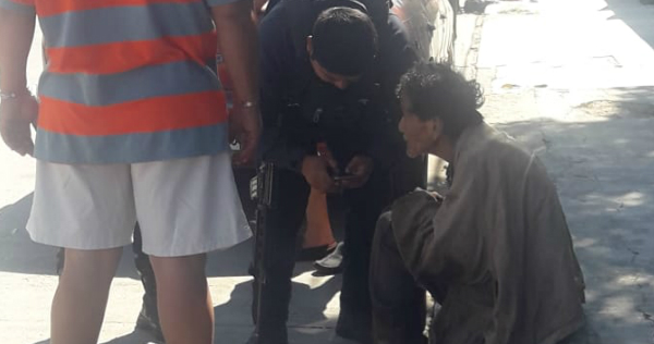 El abuelito fue rescatado de su vivienda, luego de que un cortocircuito provocara el incendio.