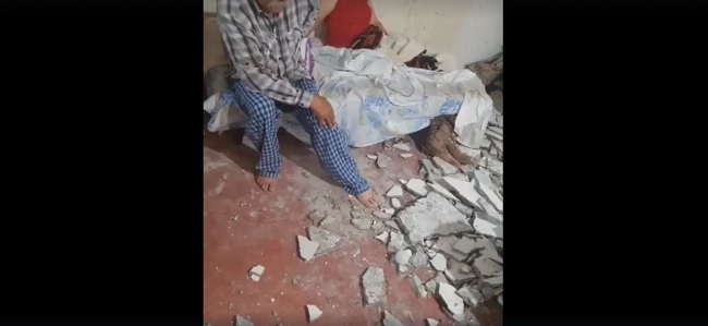 Dos adultos mayores dormían mientras parte de su techo se derrumbó. (Captura de video)