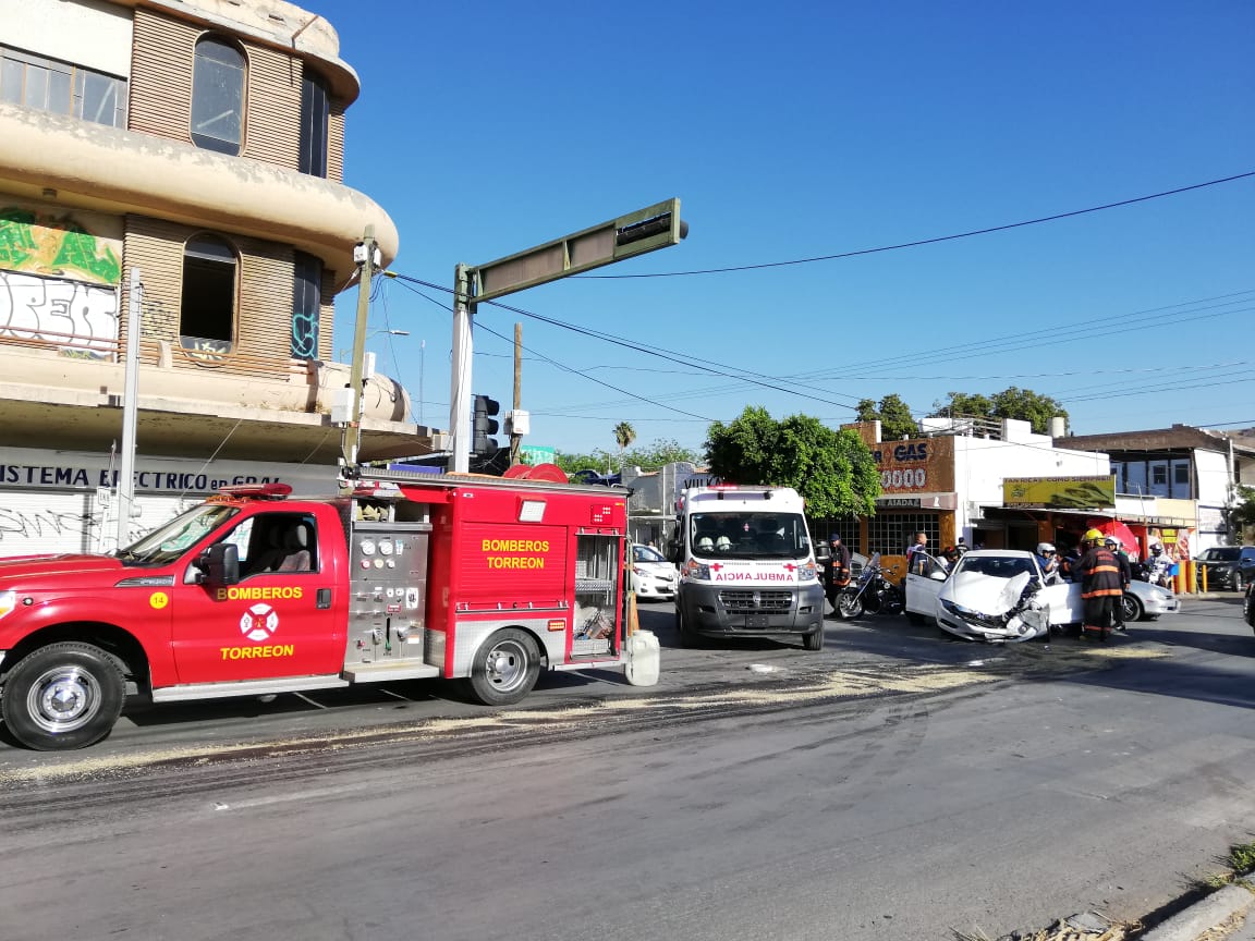 El chofer de la pipa aseguró haber tenido el semáforo en verde. (Notivox Digital)