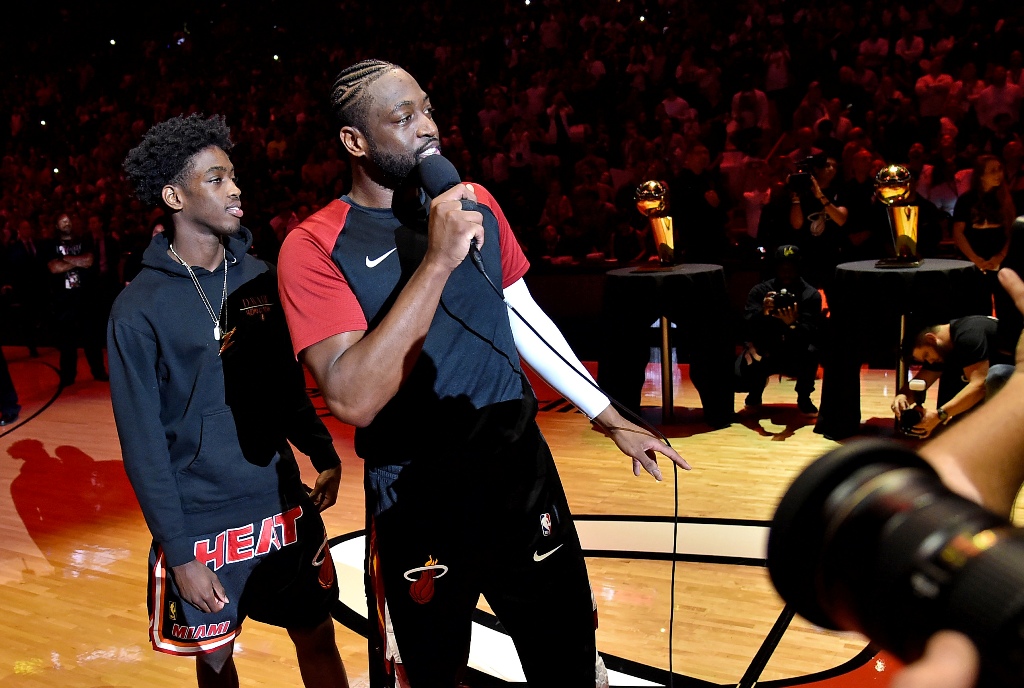 Dwyane Wade junto con su hijo en el último partido de los Heat de Miami (Reuters)