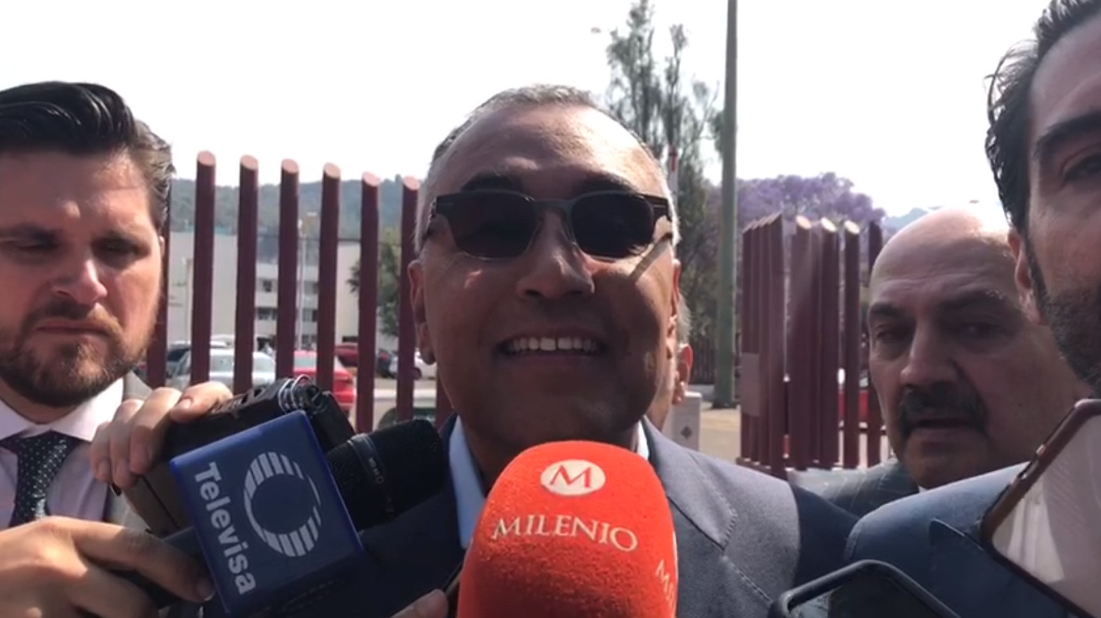 El general Eduardo León Trauwitz dio sus primeras declaraciones al salir de la audiencia en el reclusorio Sur. (Rubén Mosso)