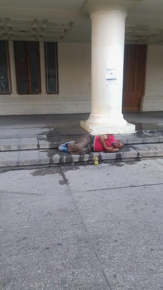 El hombre fue mojado mientras dormía. (Especial)