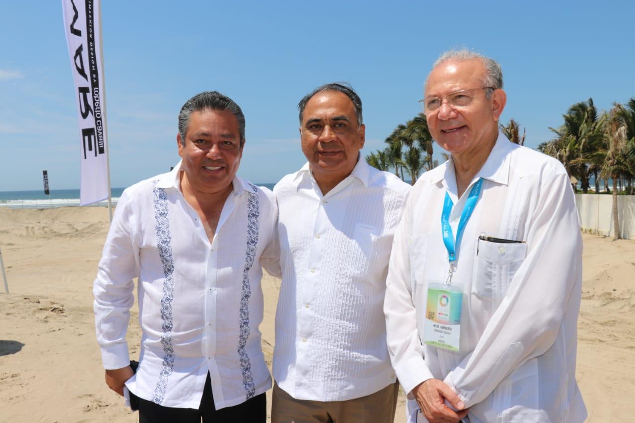 El gobernador de Guerrero, Héctor Astudillo, el subsecretario de Turismo , Humberto Hernández Haddad, y Felipe Tomé Velázquez, de Grupo Península.