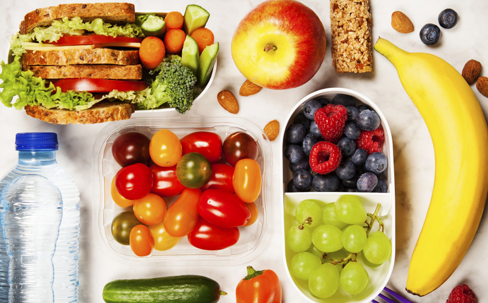 Es importante consumir frutas, verduras y estar tomando agua diariamente. (Archivo)