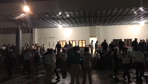 Los migrantes se amotinaron durante la madrugada. (Especial)