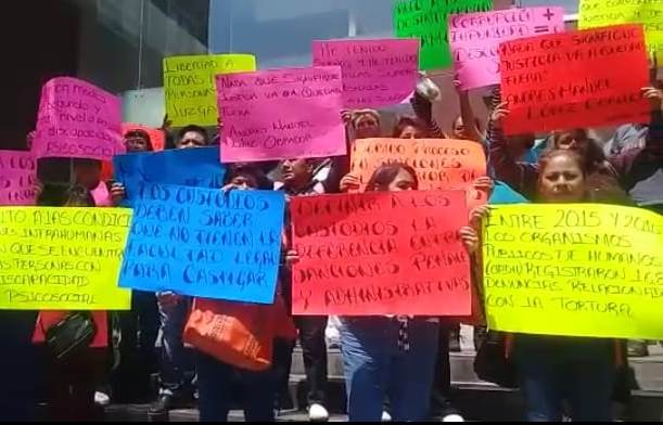 Los manifestantes protestan en las escalinatas del Tribunal Superior de Justicia. | César Velázquez