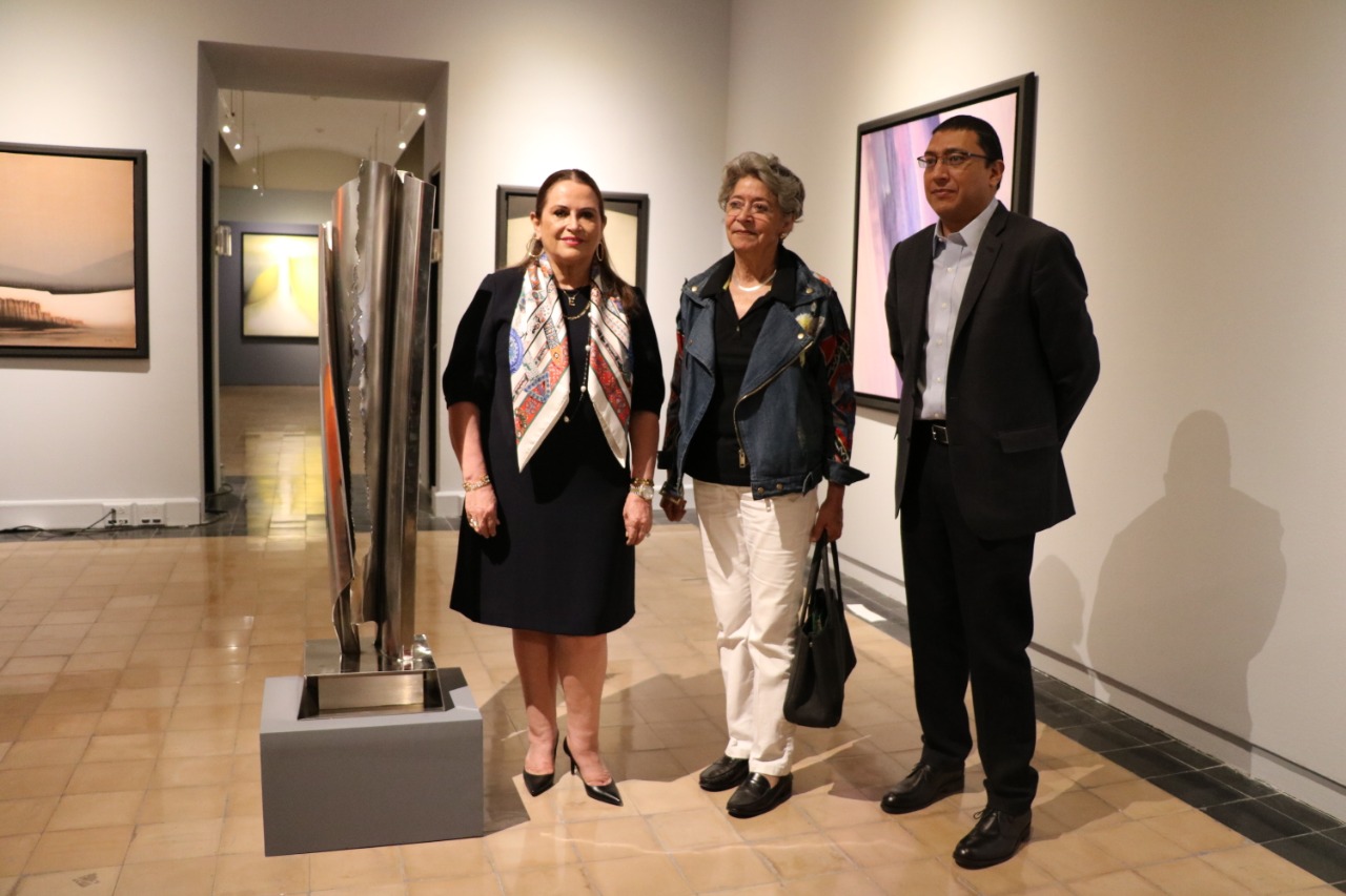 La pintora acompañada de Elvira Lozano de Todd y Jorge Contreras. (Foto: Gustavo Mendoza)