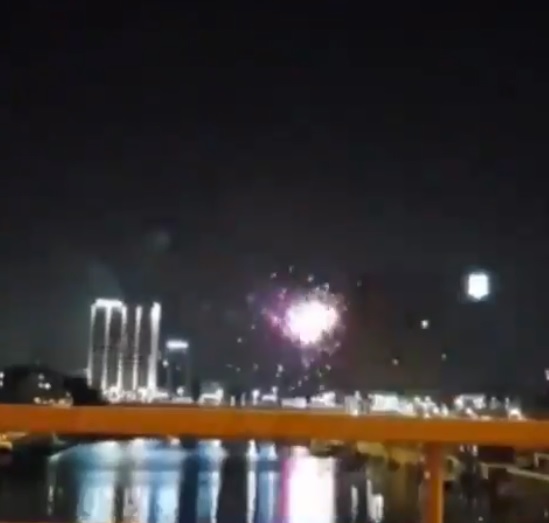 Ultras del Ajax lanza fuegos artificiales en contra del Juventus (Especial)