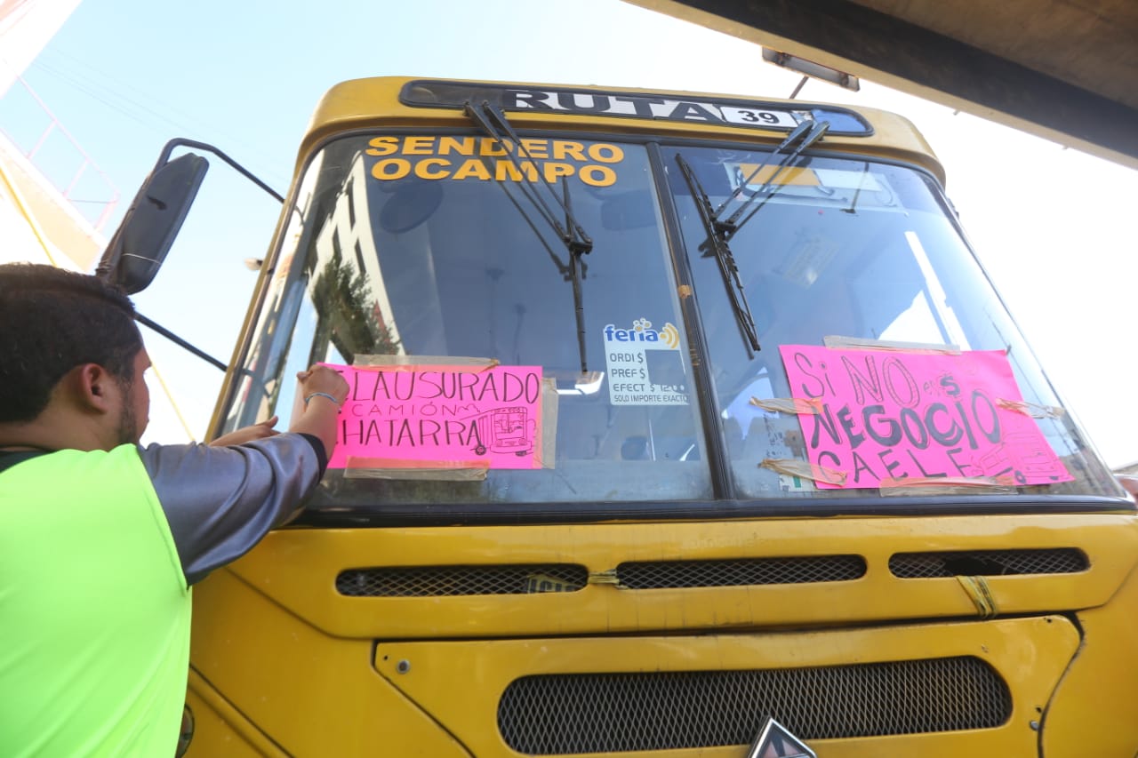 Una unidad de la ruta 39 fue "clausurada" por integrantes de "Únete Pueblo". Foto: Jorge López