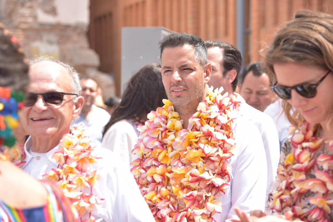 Alejandro Murat realizando el recorrido de revisión en el mercado. (Especial)