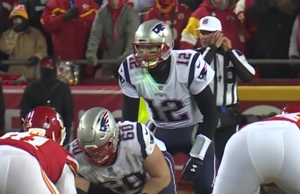 Apuntan con láser a Tom Brady durante el final de Conferencia AFC (Especial)