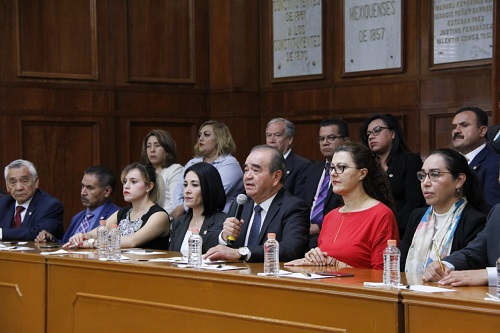 La bancada morenista ofreció una conferencia en el Salón Juárez. (Claudia Aguilar)