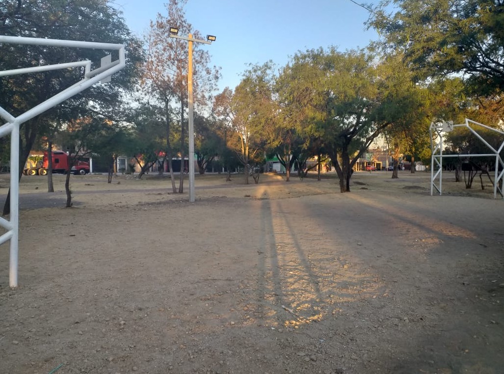 La cancha no tiene aros para ensartar el balón de básquetbol (Moisés Martínez)