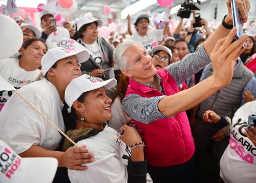 El mandatario mexiquense con un grupo de beneficiarias. (Especial)