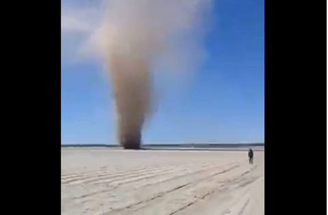 El tornado se generó por los fuertes vientos.
