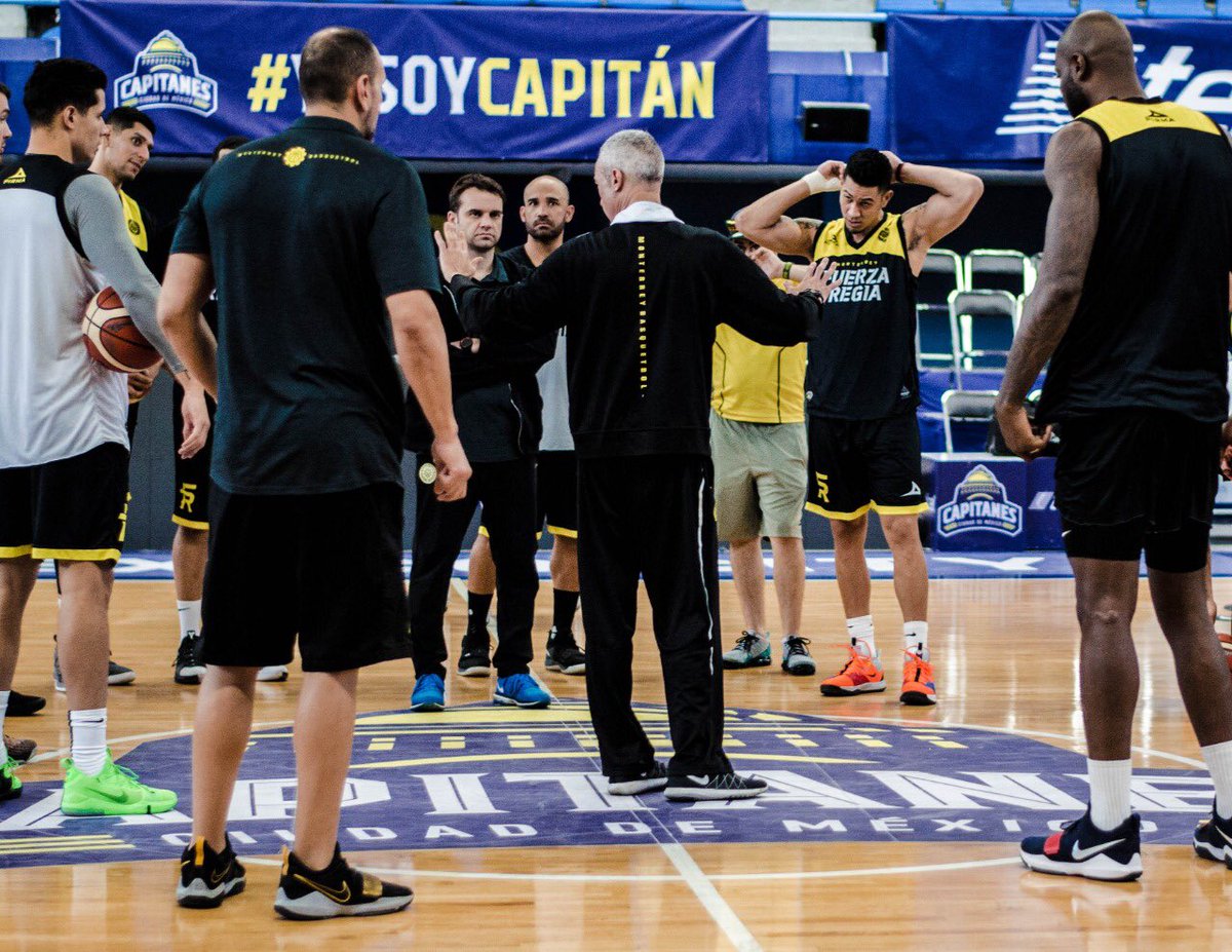 El entrenamiento de Fuerza Regia en el Gimnasio Juan de la Barrera, previo a enfrentar a Capitanes (@Fuerza_Regia)