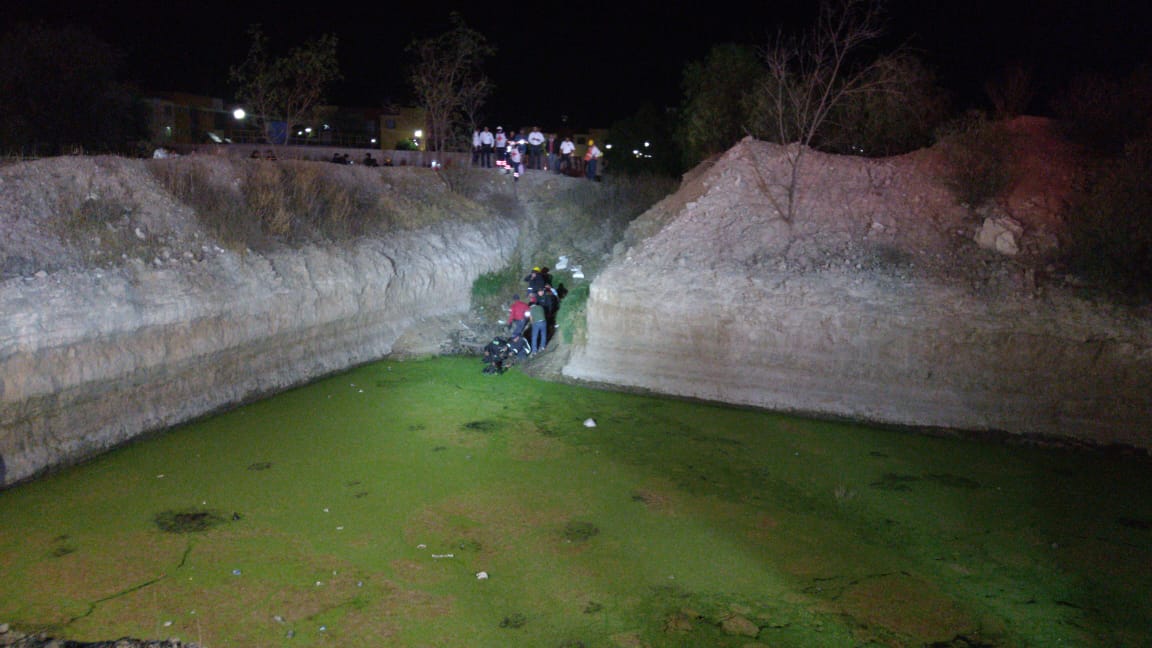 Fosa de agua estancada al interior del Fraccionamiento Hacienda Margarita. (Cortesía)