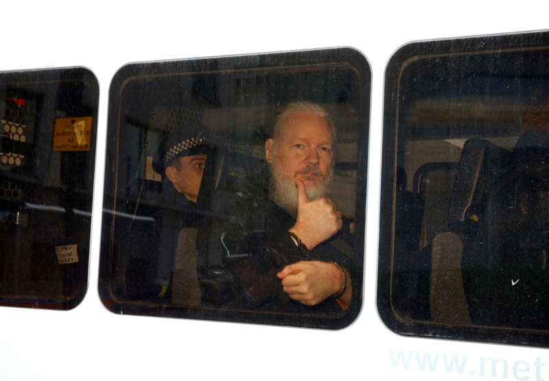 Julian Assange fue esposado durante su detención. (Reuters)