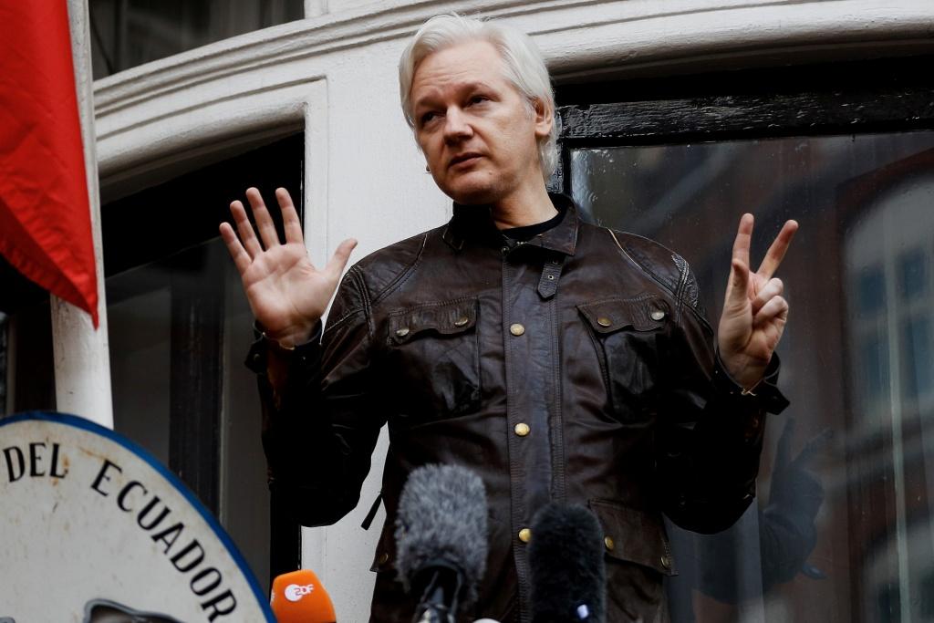 A mediados de los años noventa, Assange trabajó como programador de software libre, en programas de encriptado para Linux. Reuters