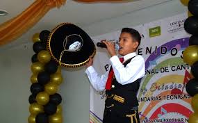 Niño cantando.