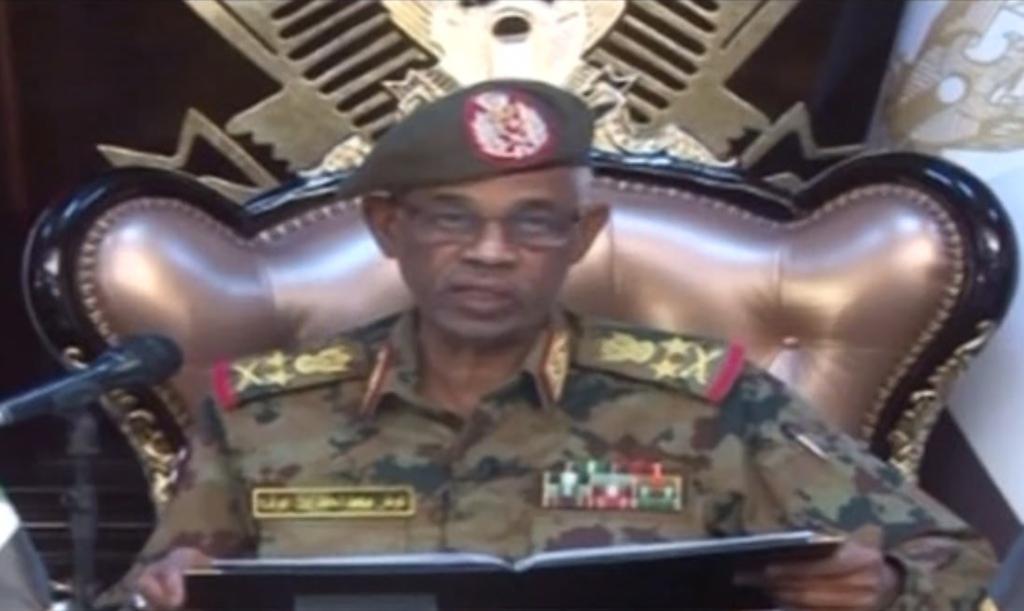 Las noticias sobre la destitución de Al-Bashir llegan apenas una semana después de que el presidente de Argelia, Abdelaziz Bouteflika, renunciara. AFP