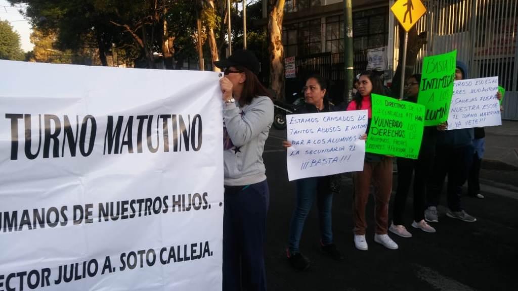 Los padres de familia cerraron la circulación en Eje 5 Sur. | César Velázquez