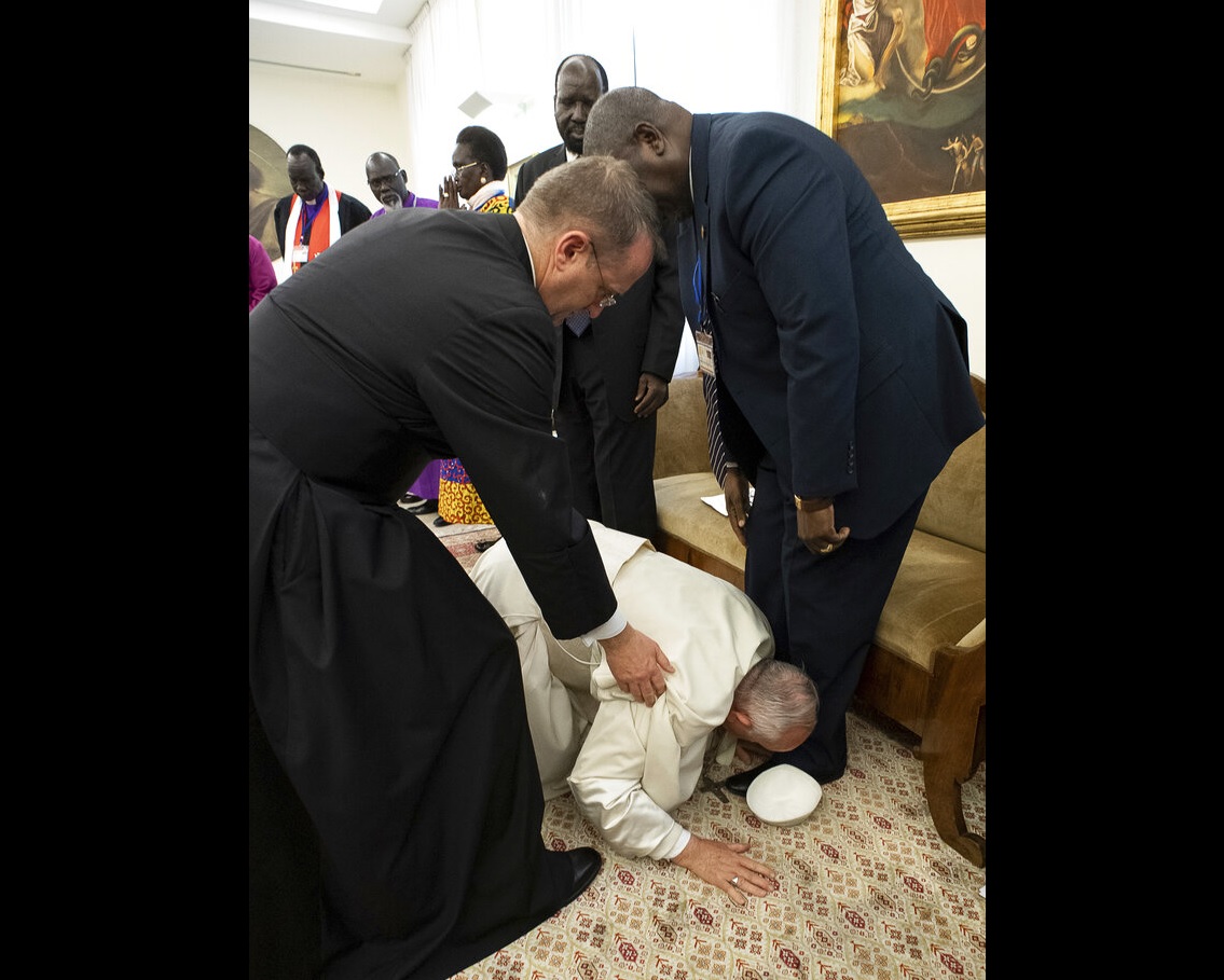 El papa Francisco besó los zapatos de los líderes políticos y les pidió abogar por la paz. (AP)