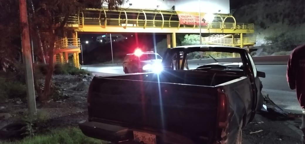 Conductor abandona su camioneta tras chocar contra puente peatonal ...
