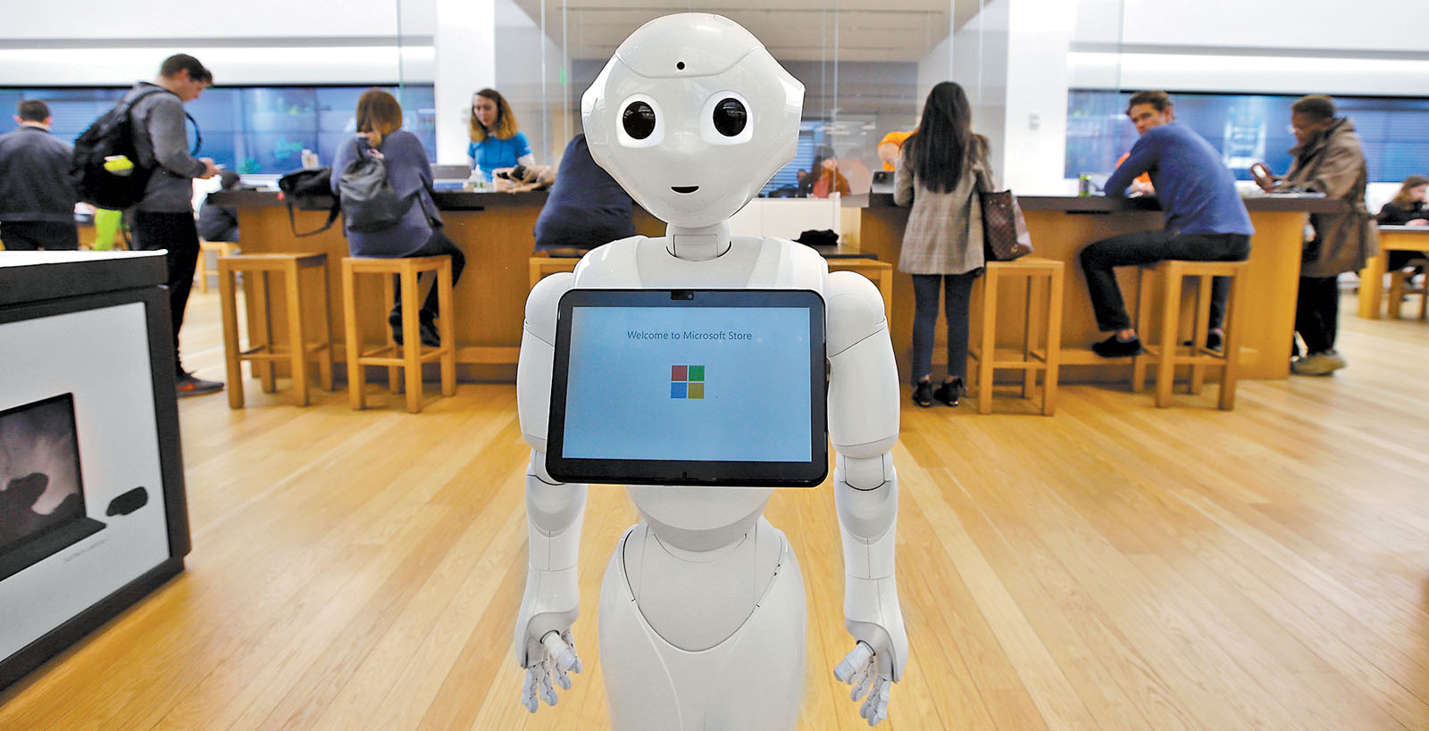 El robot "Pepper" de Soft Bank, en una de las tiendas de la firma de Bill Gates. (Steven Senne/AP)