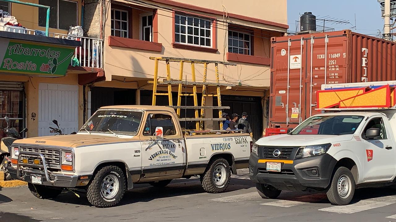 Un trabajador quedó prensado luego de que unas hojas de vidrio se le resbalaran en Coyoacán. (Jorge Becerril)