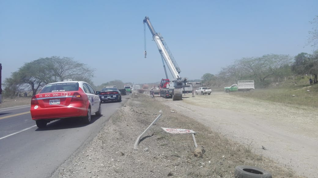 Tráiler vuelca con rollos de acero en el Libramiento Poniente en Tampico (Foto/Noel Vergara)
