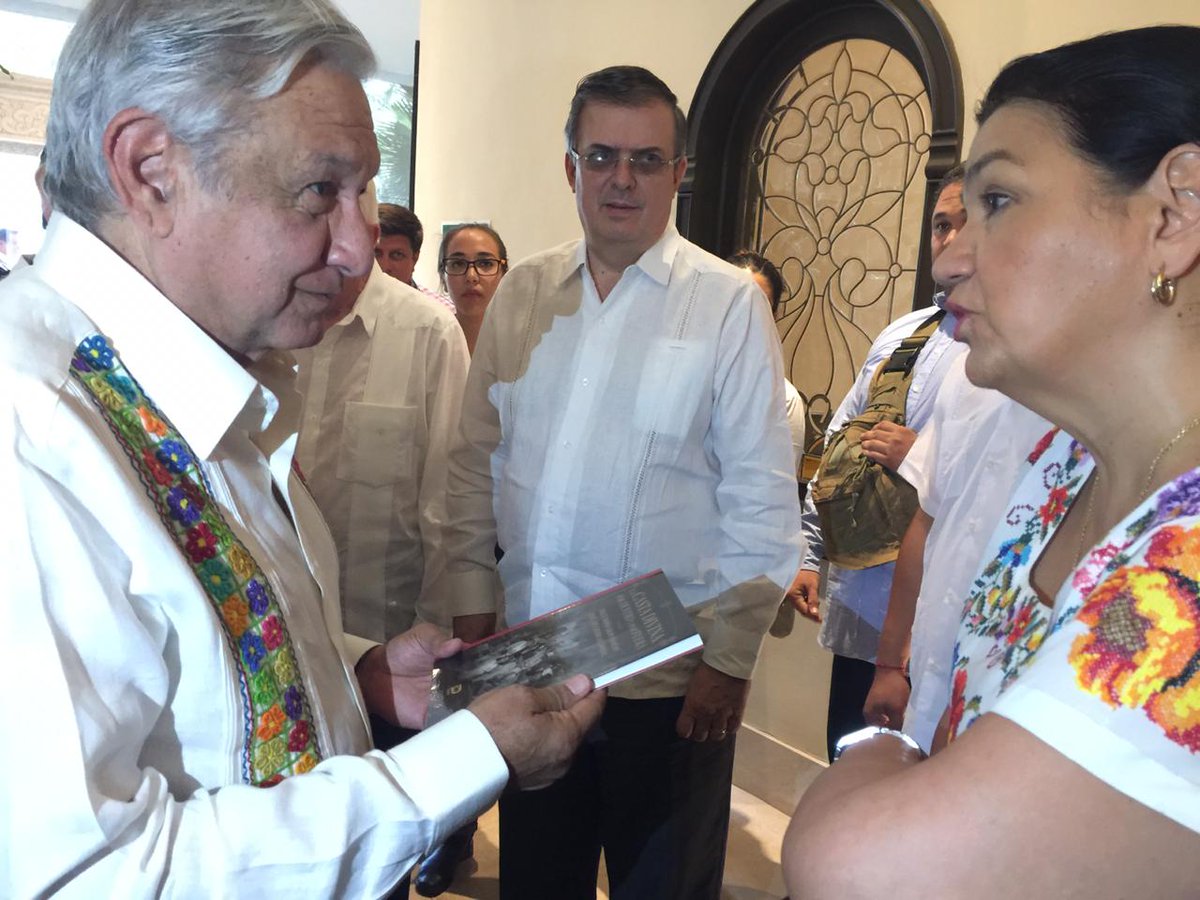 La diputada dulce MAría Sauri obsequió un ejemplar de su libro "La Casta Divina" a AMLO/Especial.