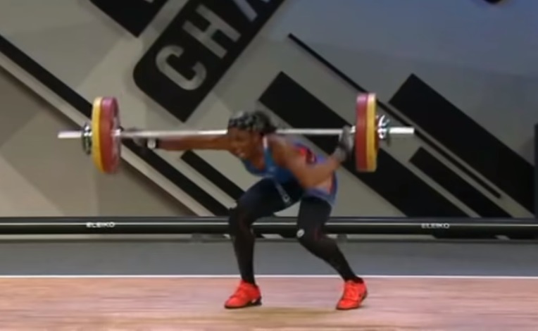 La francesa Gaelle Nayo-Ketchanke sufre escalofriante lesión en competencia de halterofilia (Especial)